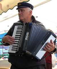 no just on the Reperbahn - Accordeon player - Sober